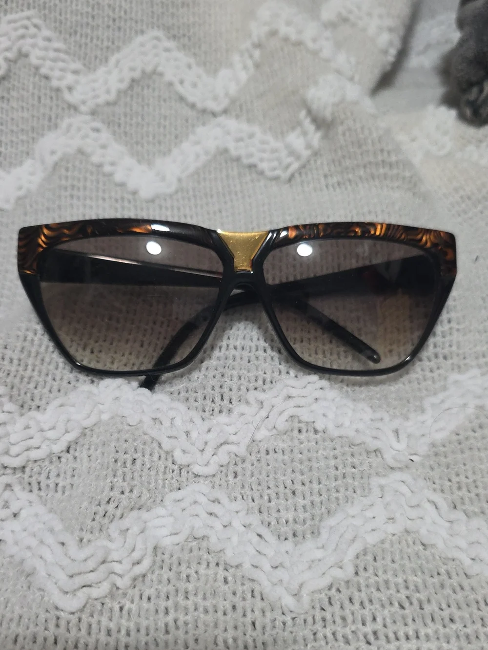 Vtg 80s Women's Tortoiseshell Cat-Eye Sunglasses w/ Gold Accent - P32
